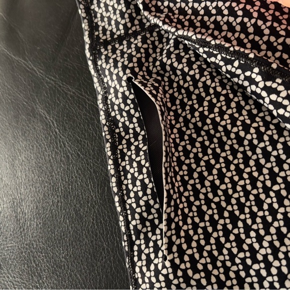 Lululemon In Movement Short in Monochromic Black size 8 - Picture 8 of 8